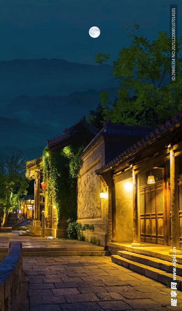 月夜下的古朴街巷