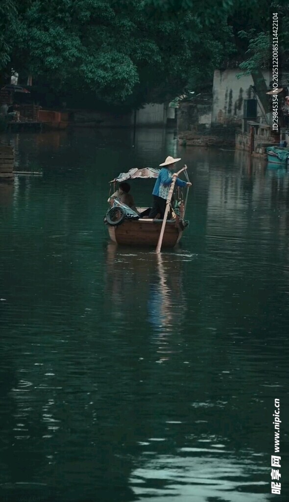 孤舟泛于宁静水面