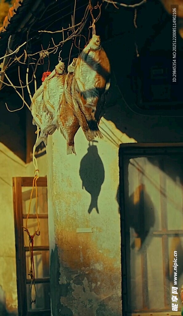 老旧屋檐下的彩色装饰物