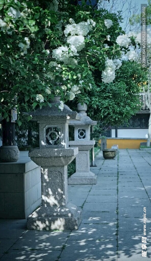 古雅庭院中的石制摆件