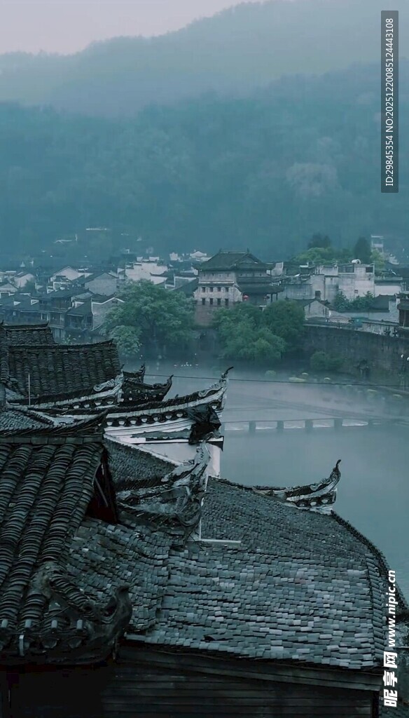 古村河畔的静谧屋顶风光