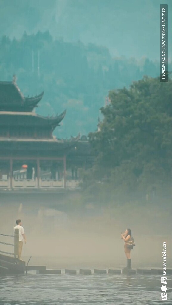 雾中湖畔古建筑与游人