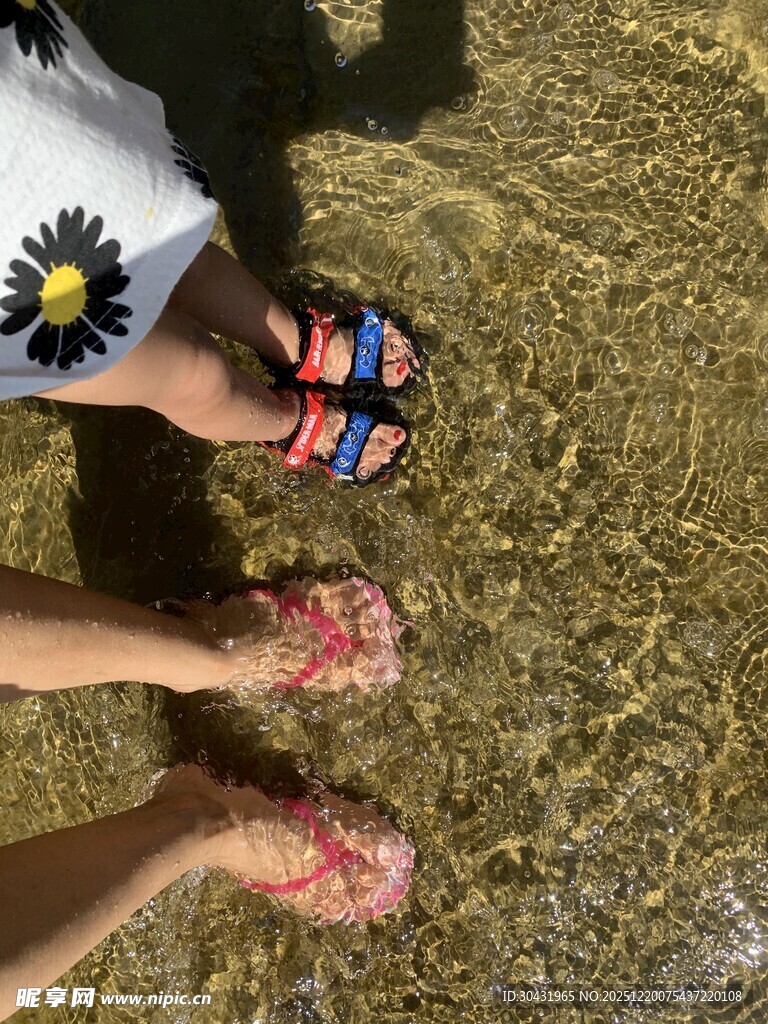 水中倒影小脚丫