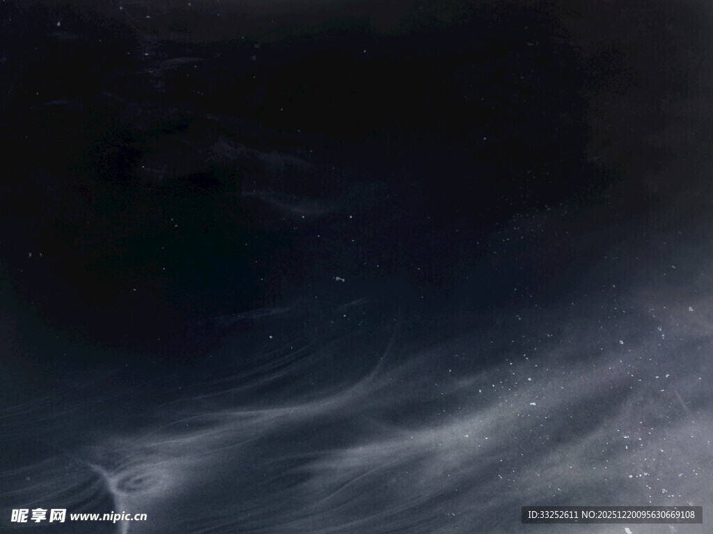 神秘黑暗中的云雾景象