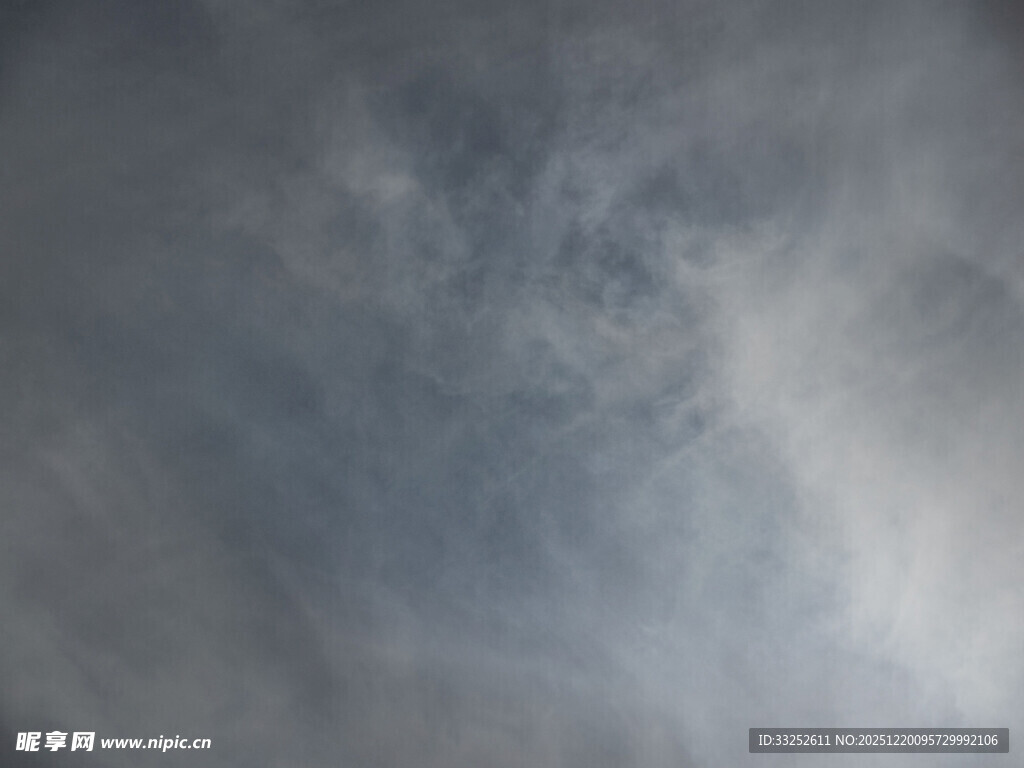 天空中的朦胧云彩