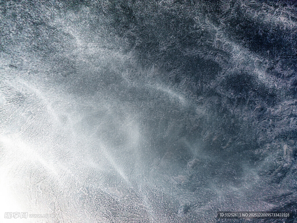 天空中的梦幻云层景象