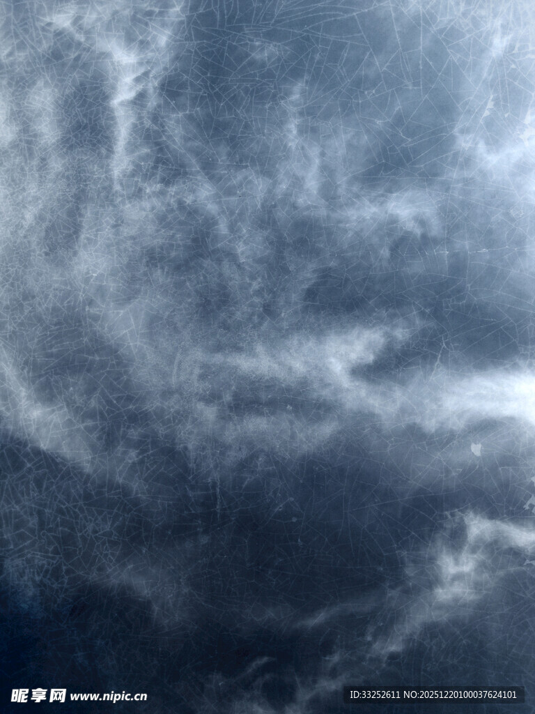 天空中翻滚的厚重云层