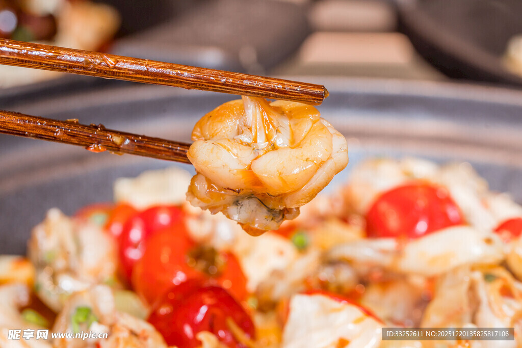 筷子夹起美味牛蛙