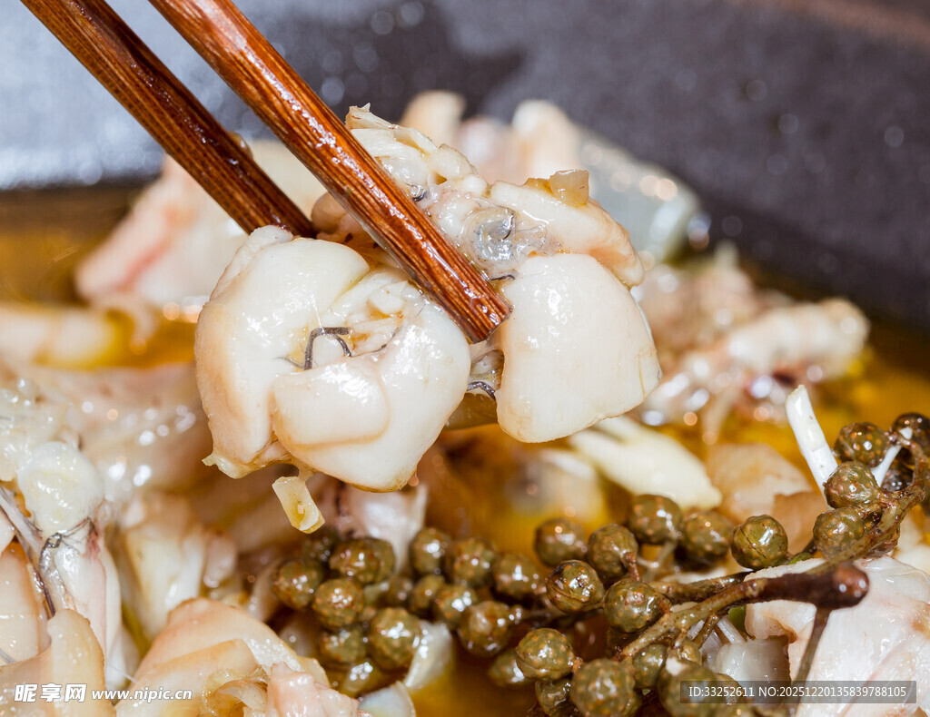 筷子夹起的牛蛙