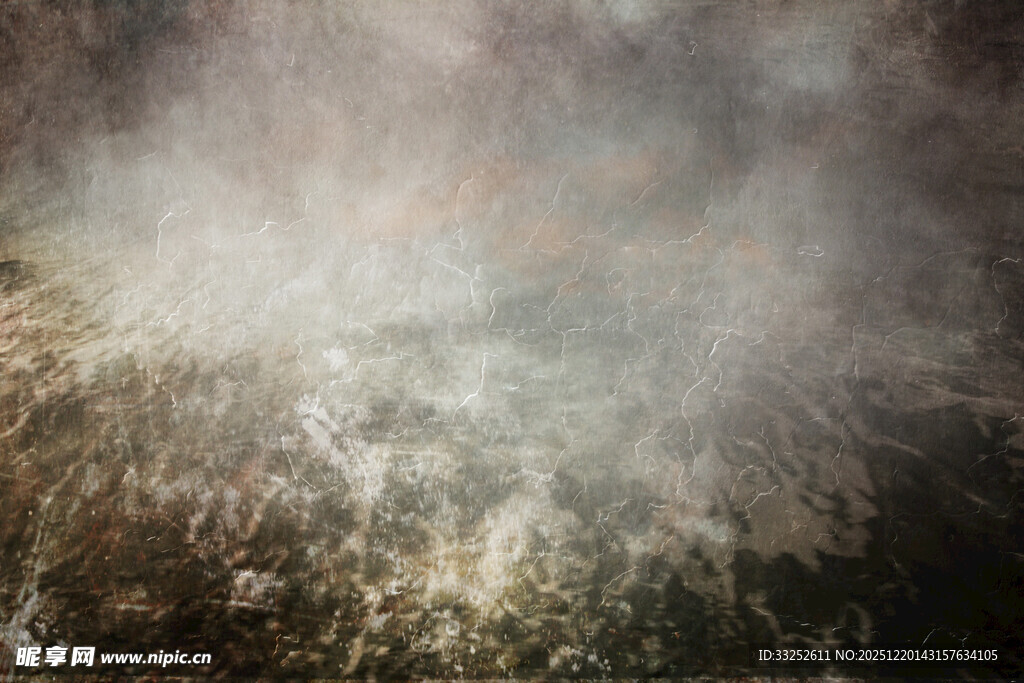 海浪翻涌浪花四溅景象