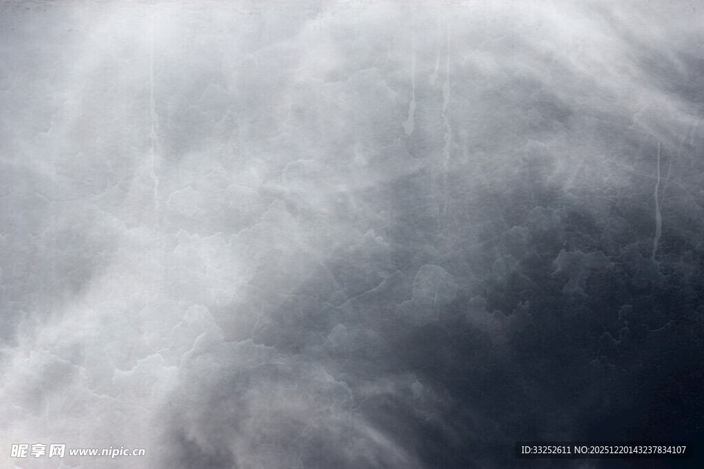 乌云密布的阴沉天空