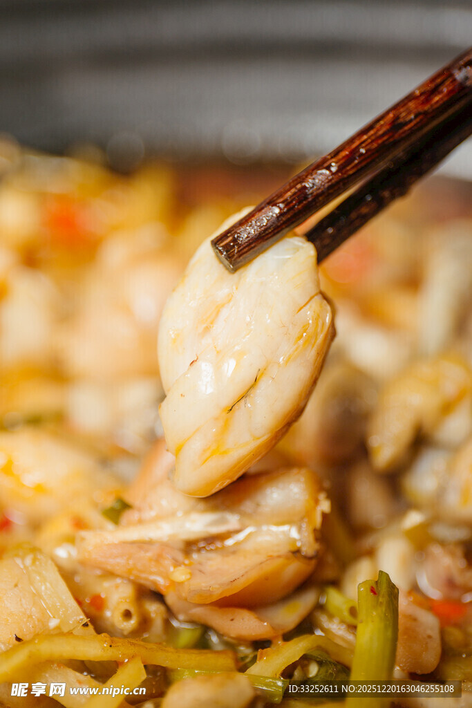 筷子夹起泡椒牛蛙