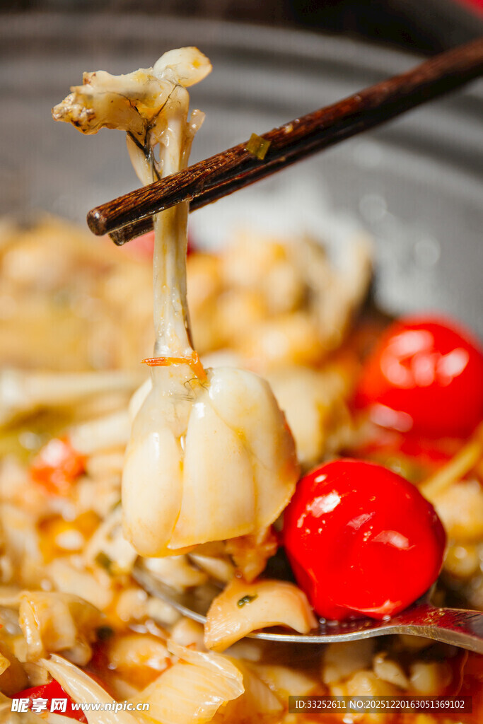 筷子夹起的泡椒牛蛙