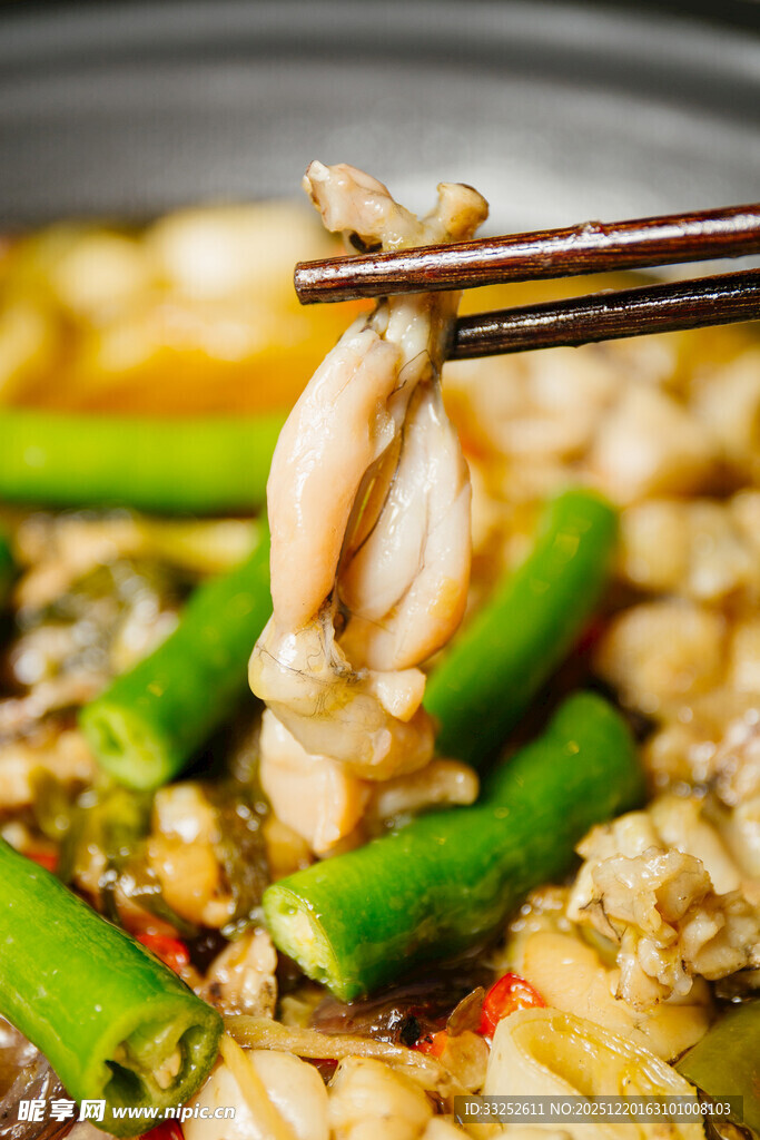 筷子夹起鲜嫩牛蛙美食