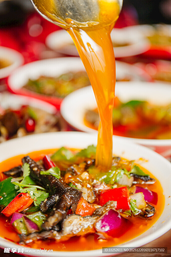 香浓汤汁浇淋的美味菜肴