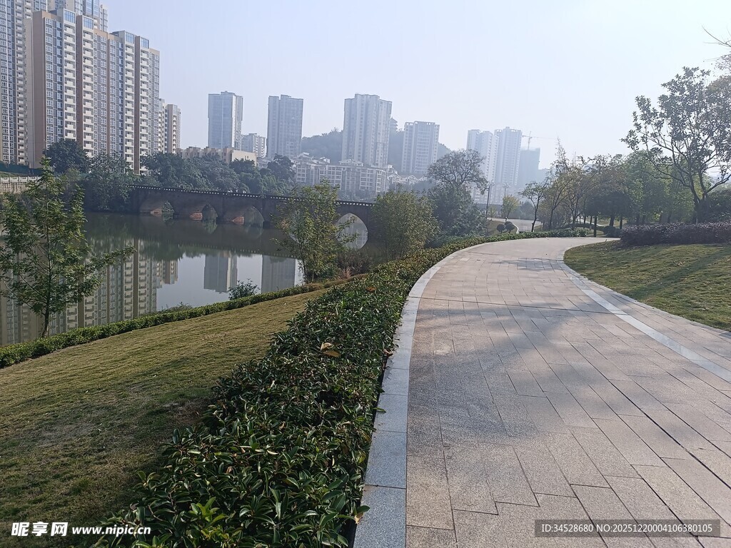 城市河畔步道景观
