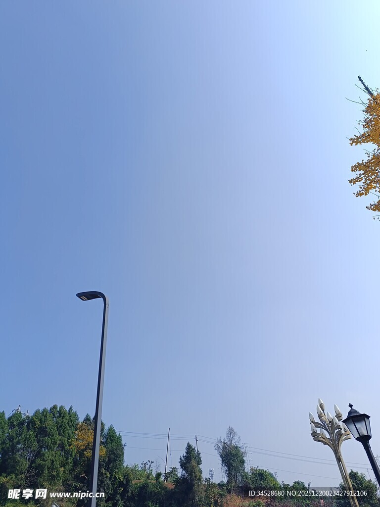秋日户外路灯与蓝天景象