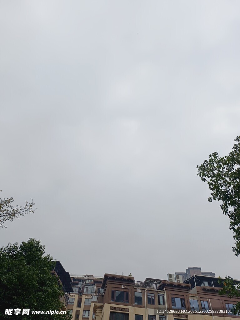 阴天时的城市建筑景象