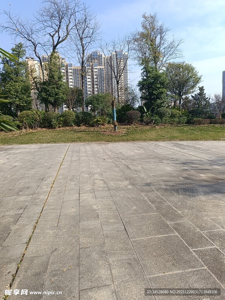 空旷广场与远处林立高楼