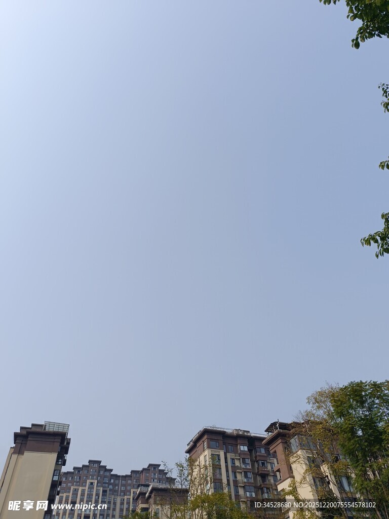 城市高楼与蓝天绿树