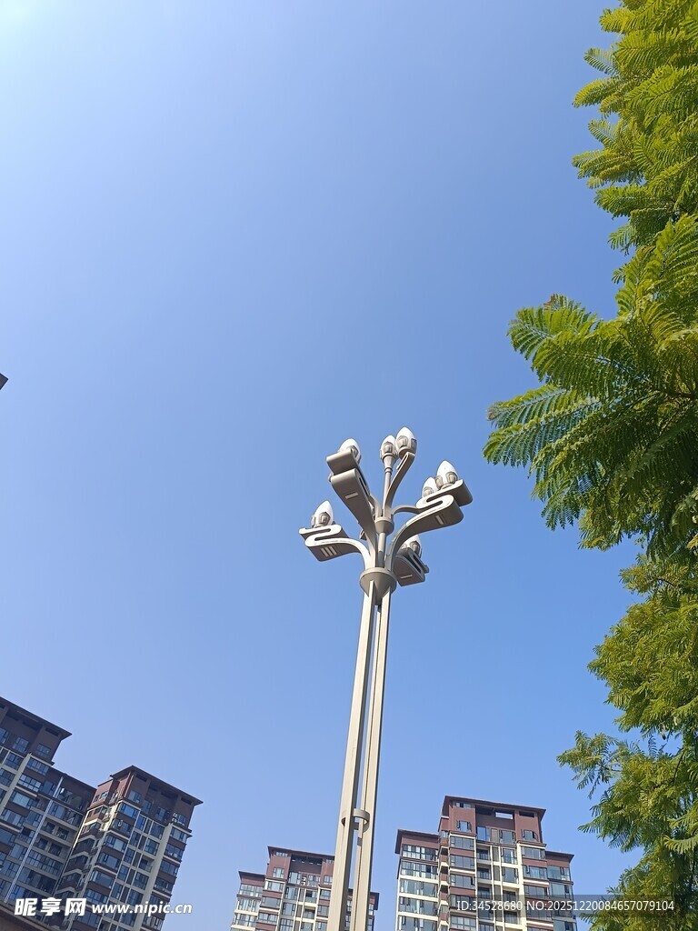 城市中高耸的多灯头路灯