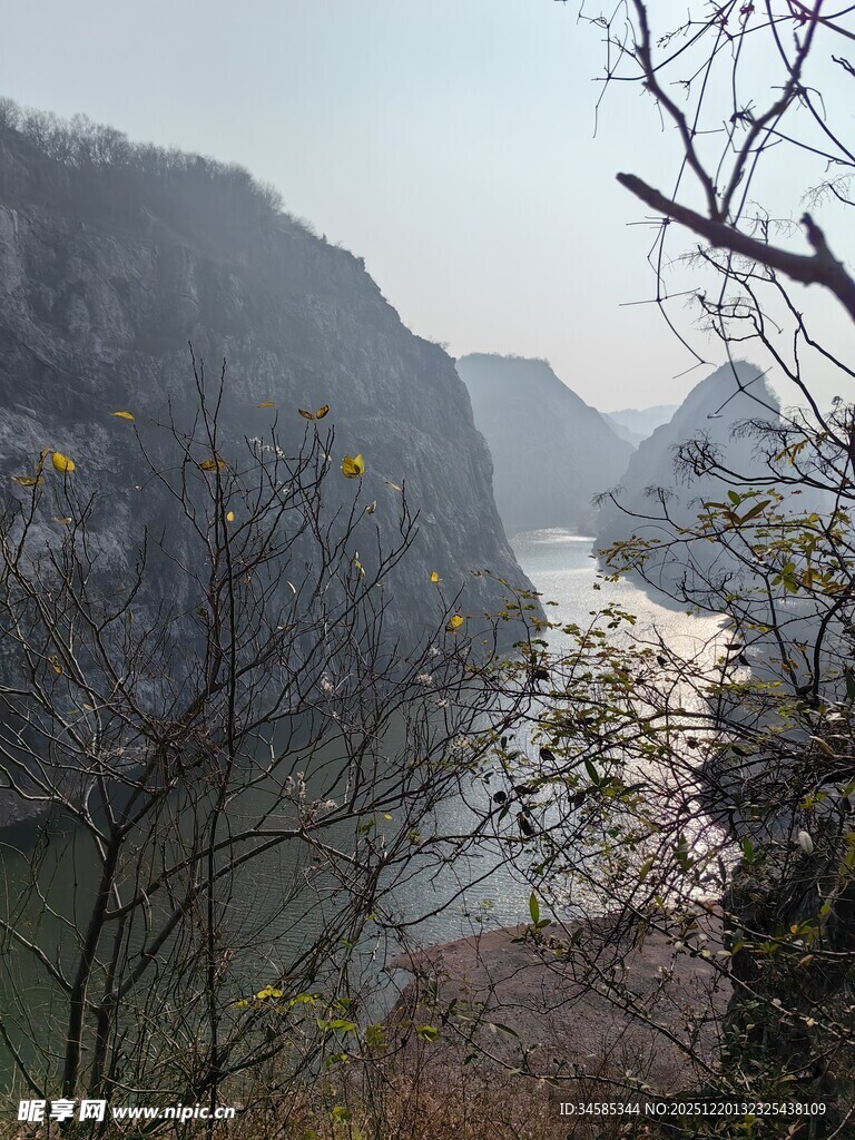 山间河谷壮丽自然景观
