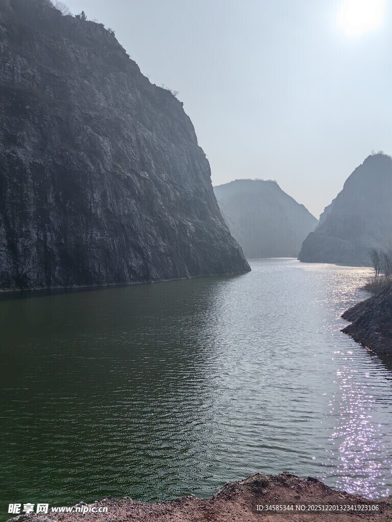 山水相依的宁静河谷风光