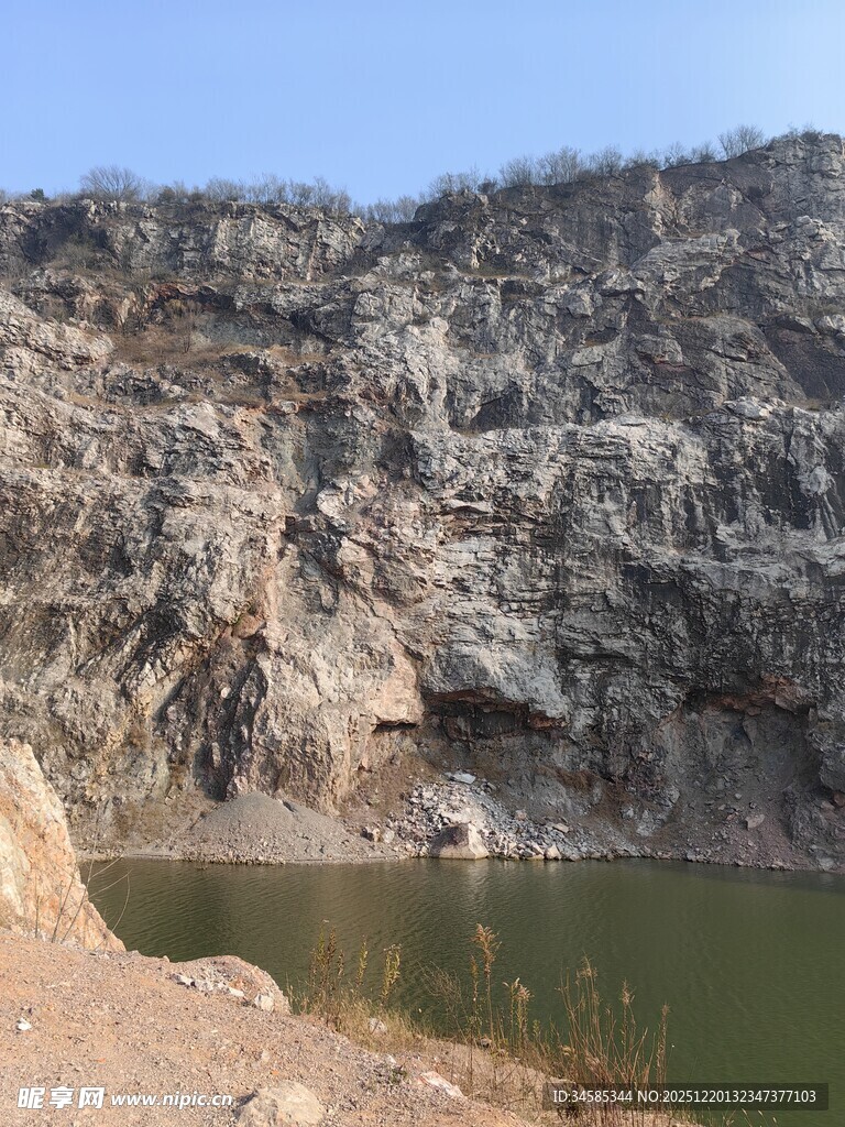 山间矿坑积水景观