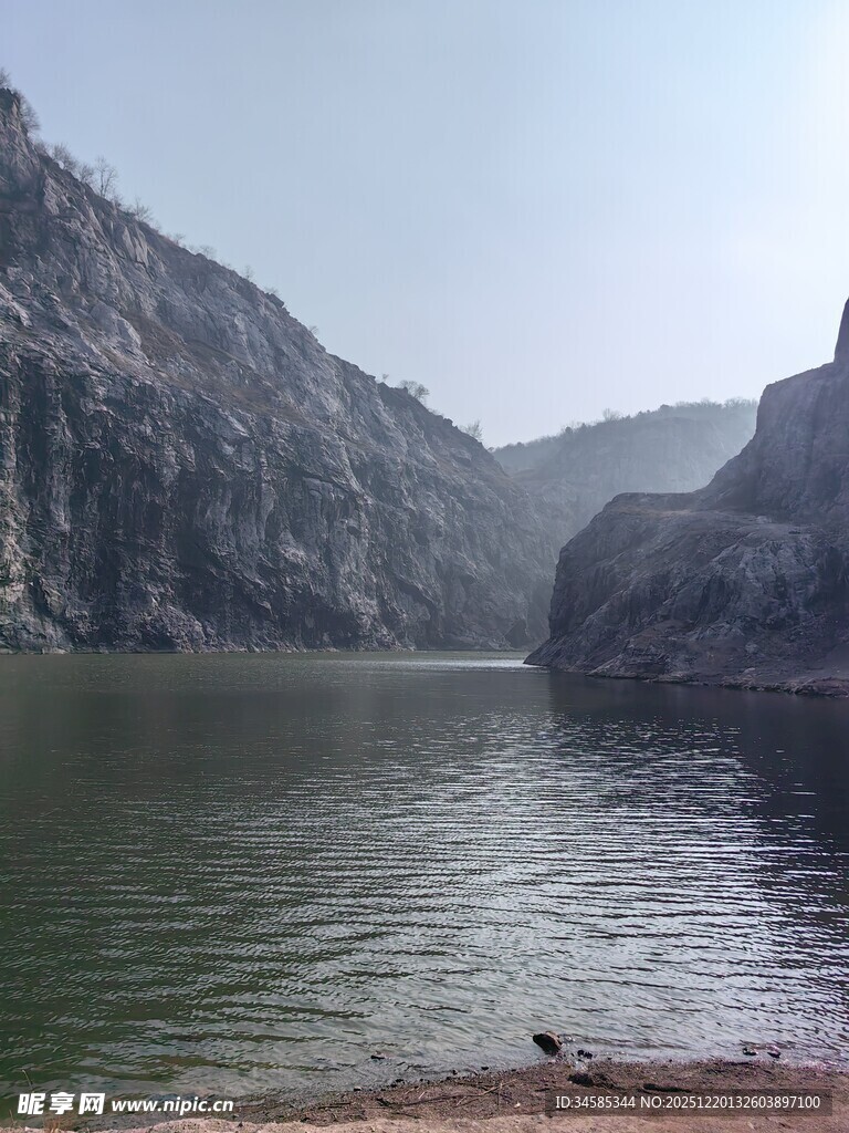 山水相依的宁静河岸