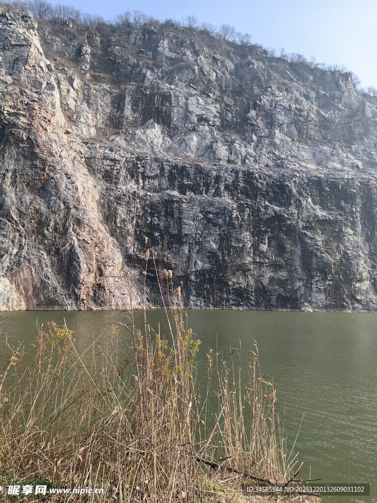 湖畔峭壁风光