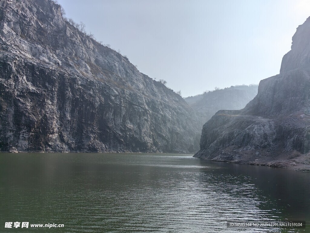 峡谷中的宁静水域