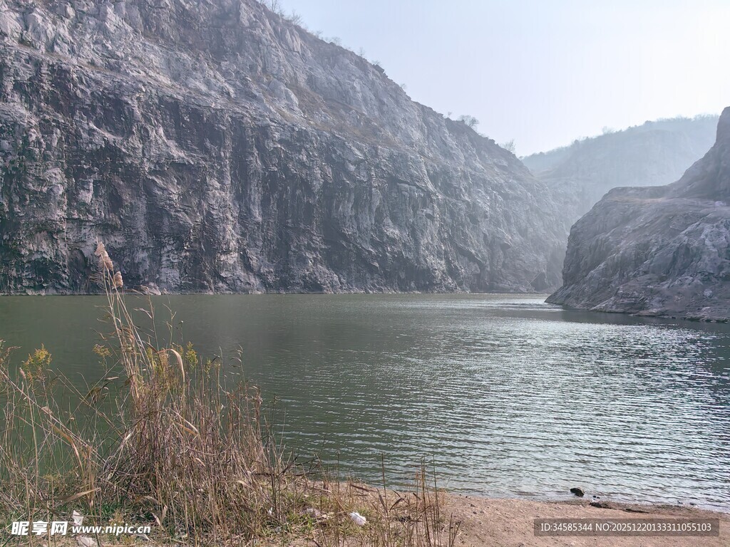 壮丽峡谷中的宁静湖水