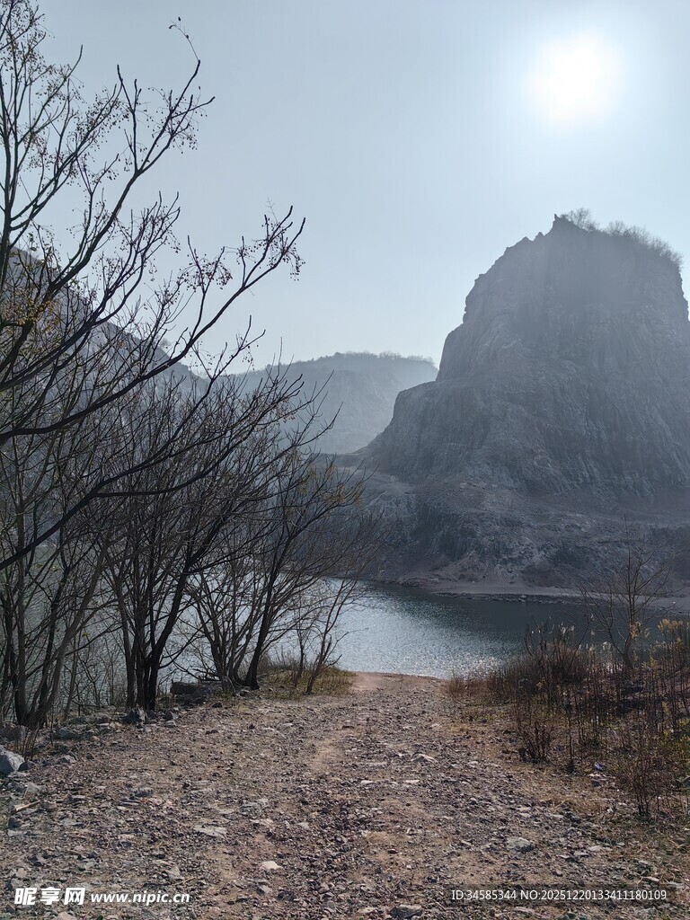 山间湖畔枯木萧瑟之景