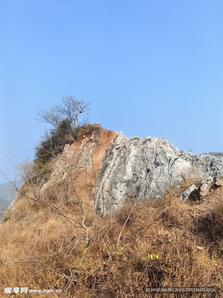 山坡岩石景观
