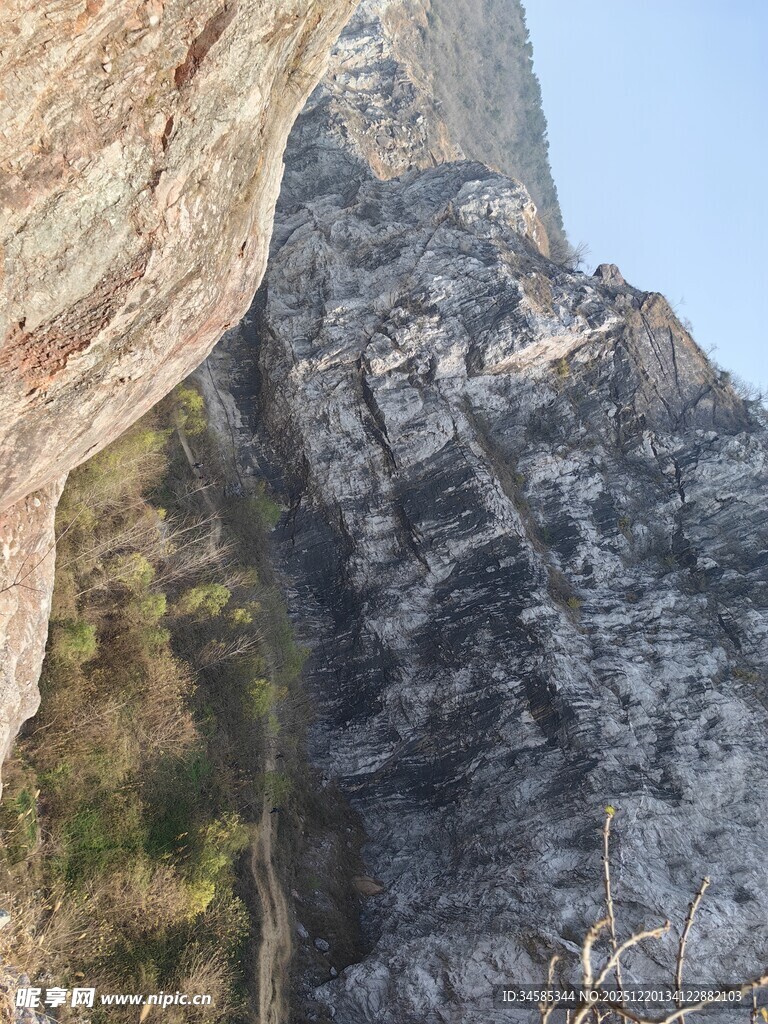 陡峭山壁景观