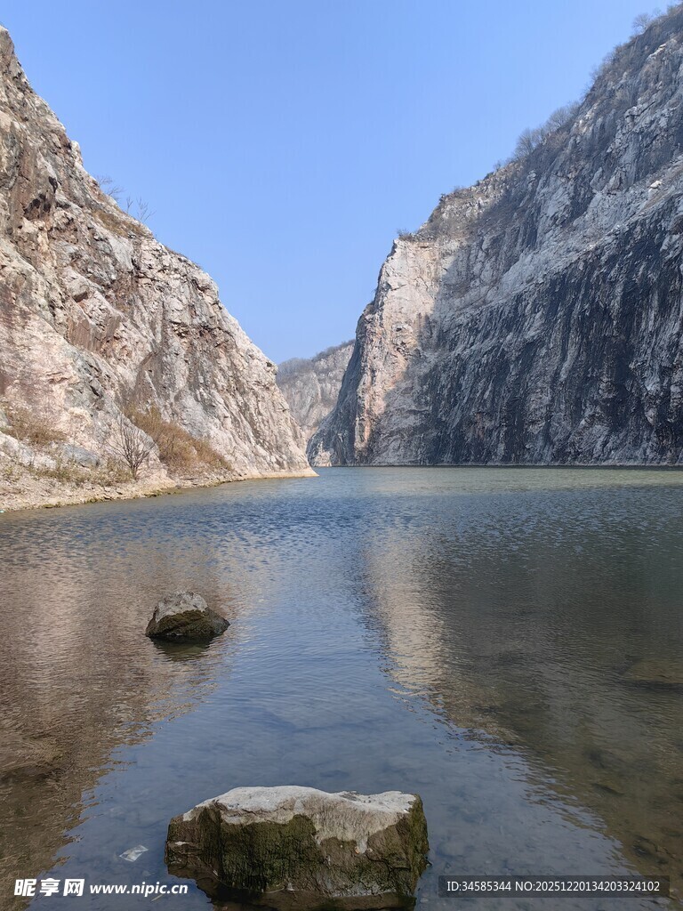 壮丽峡谷中的平静湖水