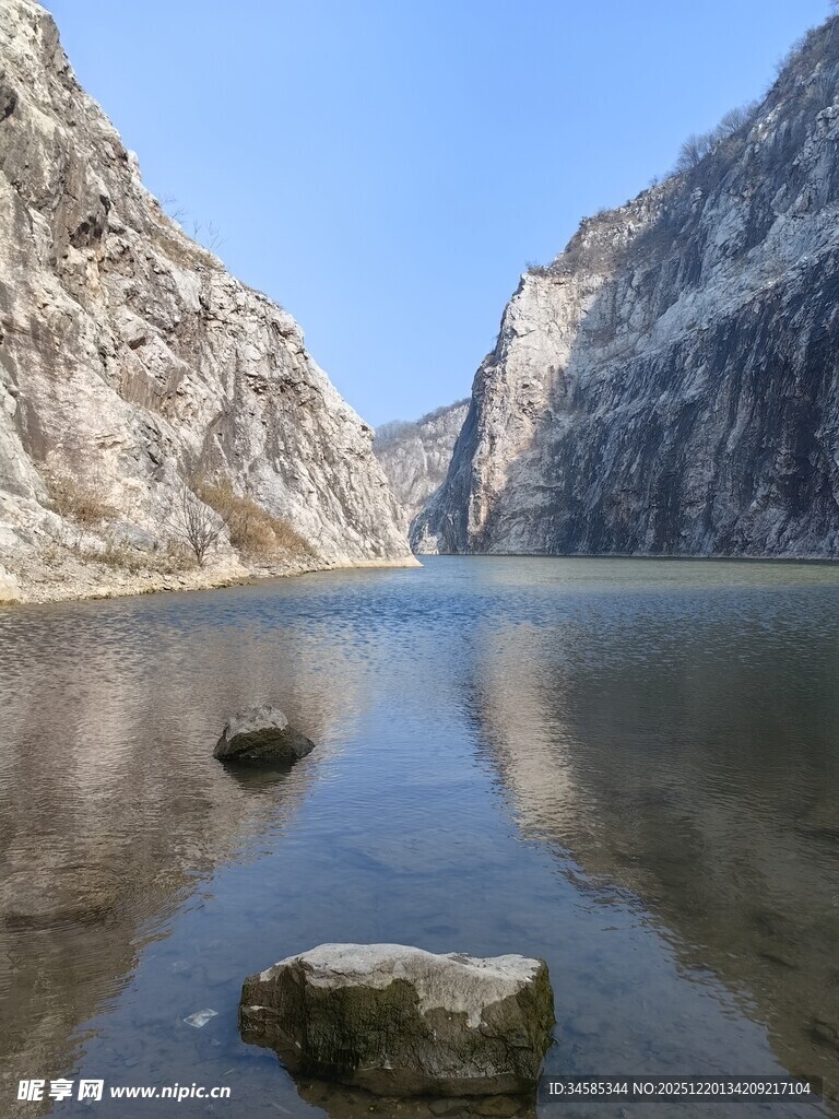 峡谷中的静谧湖水