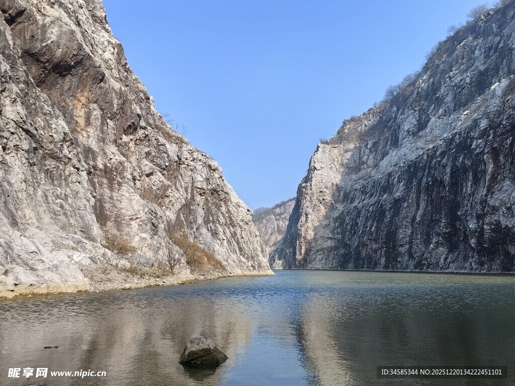 壮丽峡谷中的平静湖水