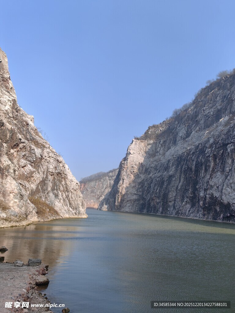 壮丽峡谷中的平静水域