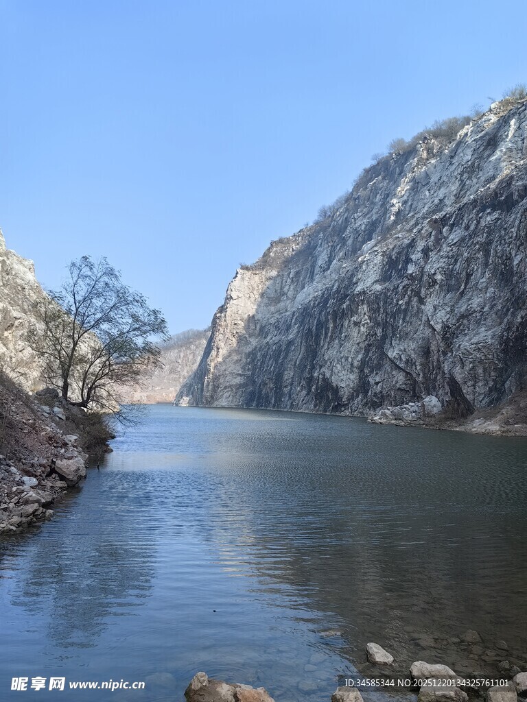 壮丽峡谷中的宁静湖水