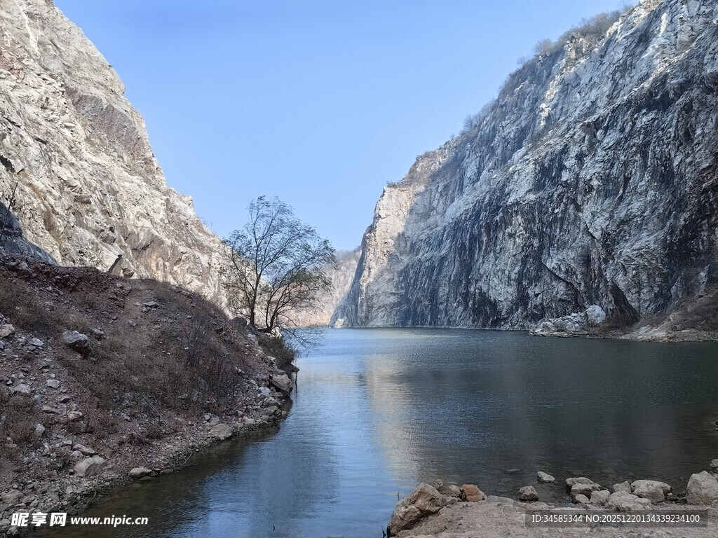 峡谷中的静谧湖水