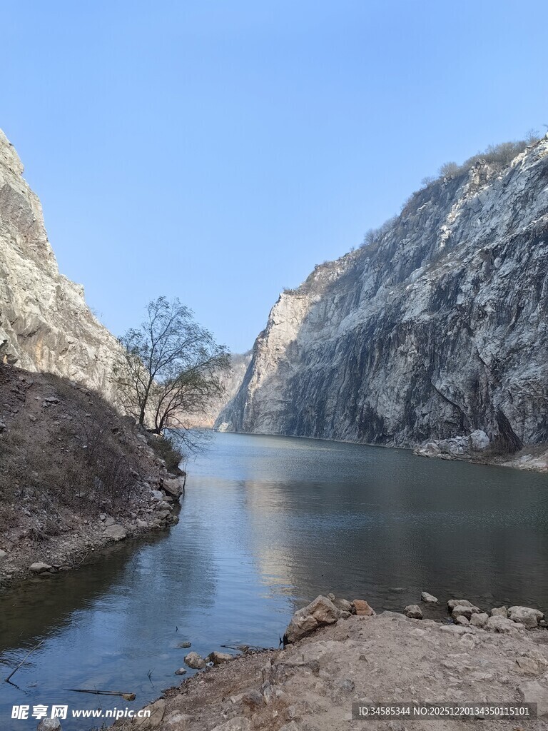 壮丽峡谷中的静谧水域
