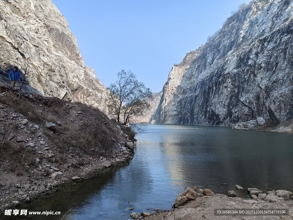 峡谷间的宁静水域