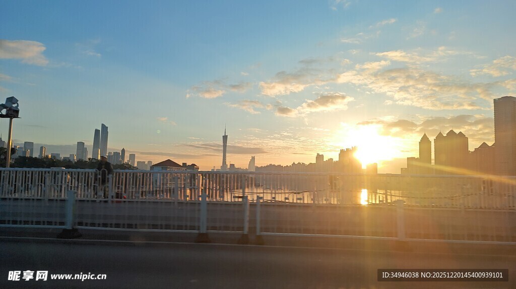 城市日落时分的天际线