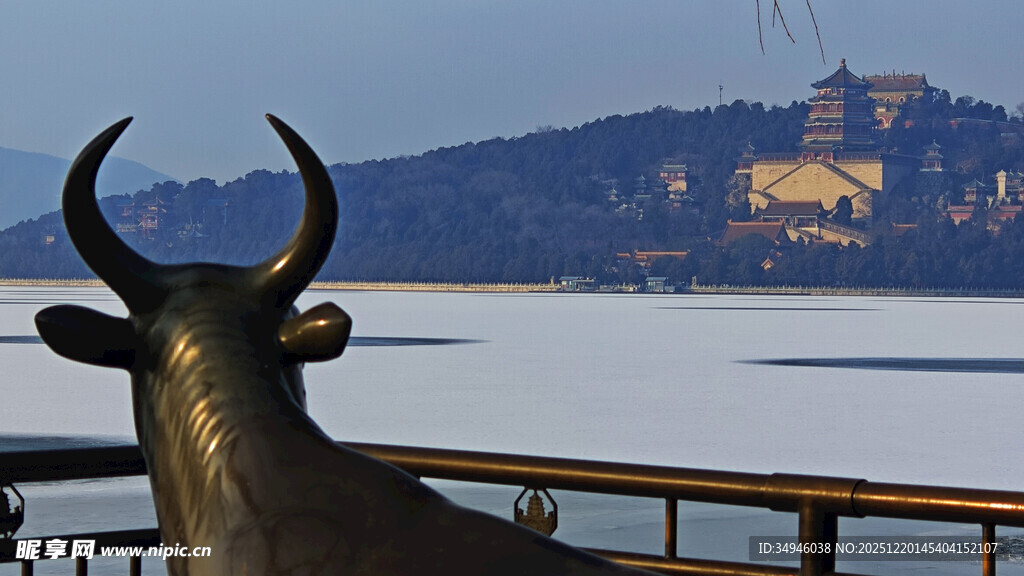 湖畔牛雕塑与远处景致