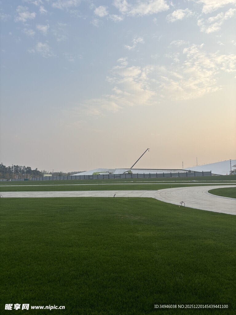 广阔绿地与远处建筑景观