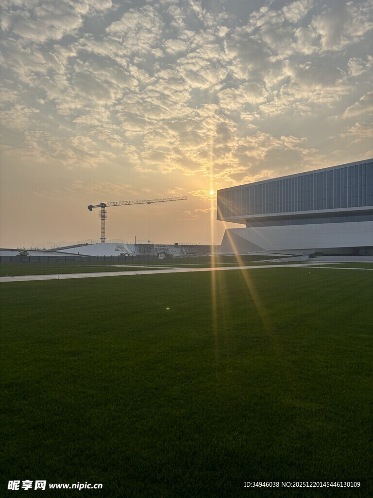 日出下的开阔绿色场地