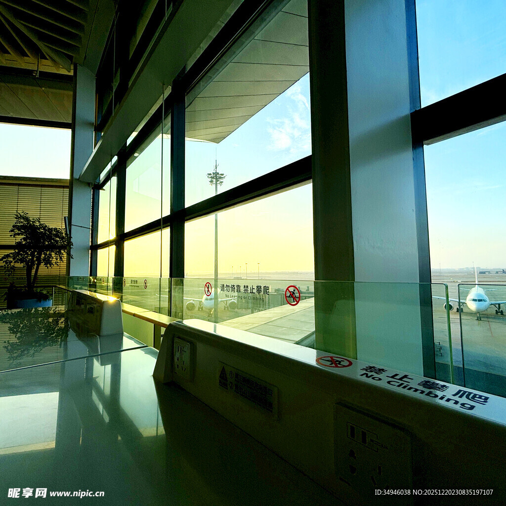 现代宽敞室内观景空间