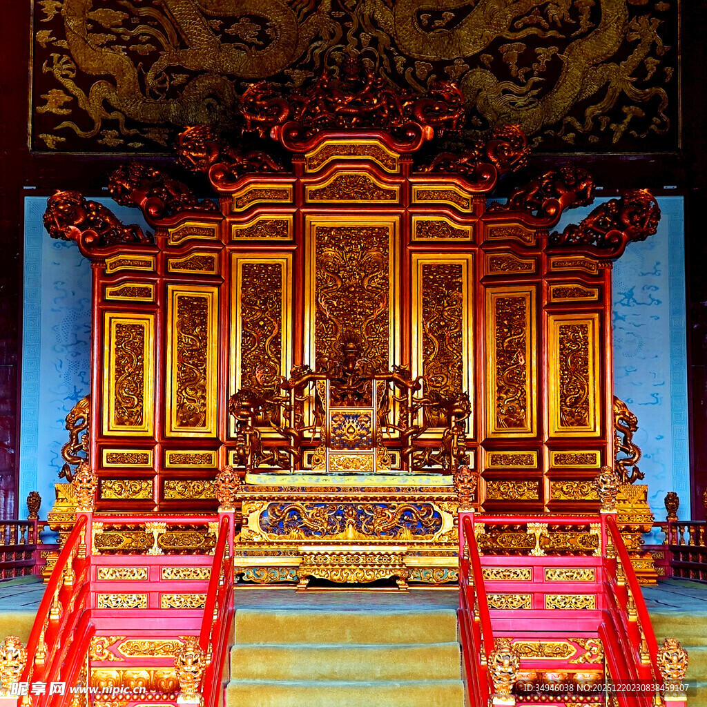 故宫太和殿内的华丽龙椅