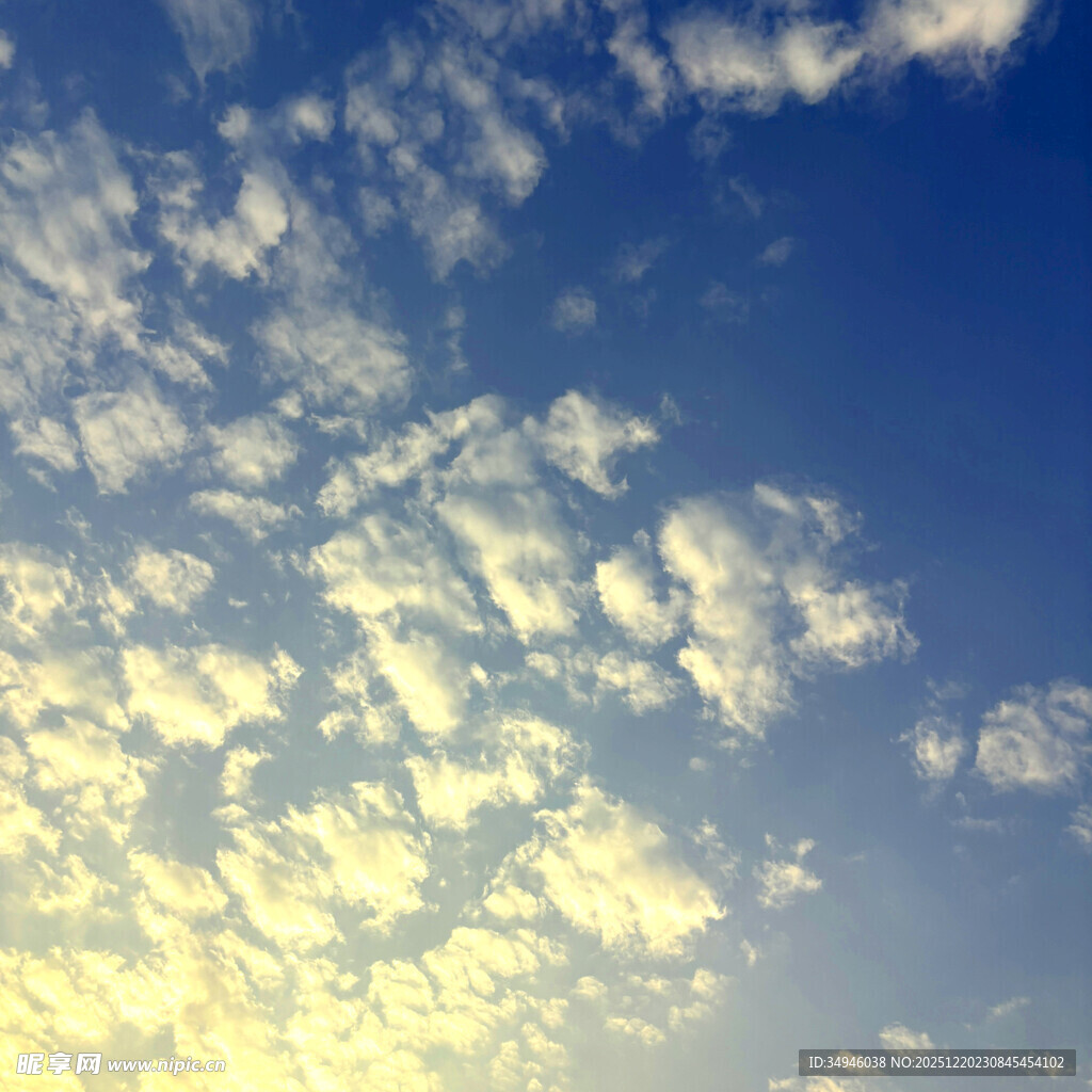 蓝天中的梦幻云朵